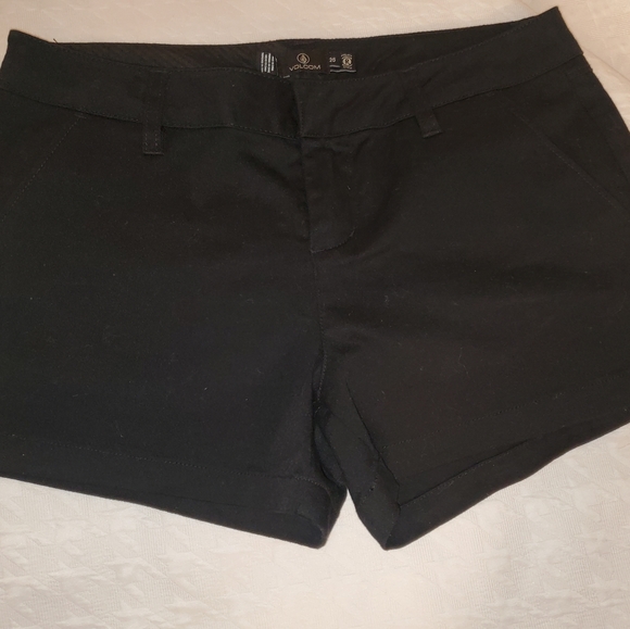 2 pairs of Volcom shorts for 1. Never worn - Picture 12 of 16